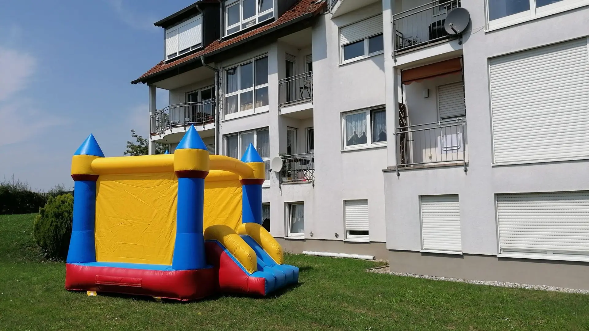 Hüpfburg mieten - gewusst wie Eine Hüpfburg im Innenhof