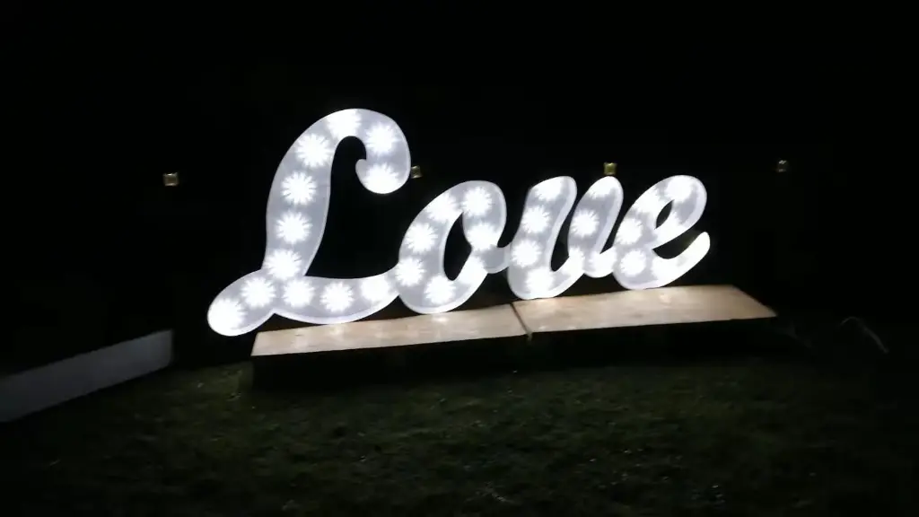Leuchtbuchstaben "LOVE"